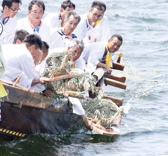 木造祭礼船から茅で作った「お馬さま」を流す＝撮影:お馬流し公式記録撮影班