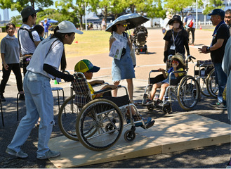 昨年開催の車いす体験の様子＝主催者提供