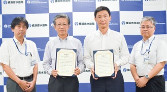 感謝状を贈られた石田理事長（中央左）と福嶋会長（同右）