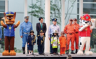 制服を着た子どもと一緒に安全宣言を行うチェイス（左端）とマーシャル（右端）