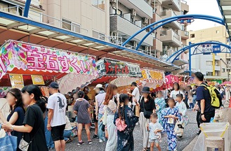 60ほどの露店が並びにぎわう＝７月24日撮影