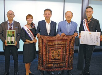 寄贈されたスカーフを手に山口会長（中央左）と松村会長、御礼の武道ワインを受け取った浅野副会長（左）、「12代横浜スカーフ親善大使」の岡田美恵さんと小柳貴駿さん