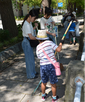 落ち葉を収集する学生ら