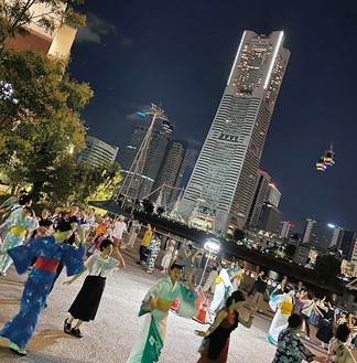 穴場の絶景スポット「北仲通北第二公園」でみなとみらいの夜景を見ながら踊る（同実行委員会提供）