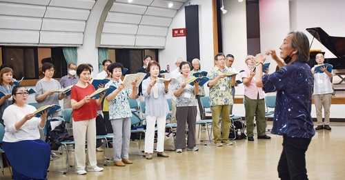 大久保さん（右）の指導の下、練習する団員