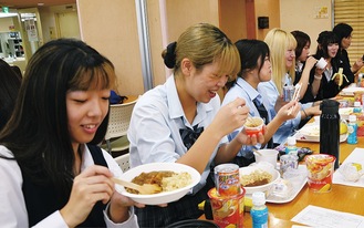 談笑しながら朝食を食べる生徒