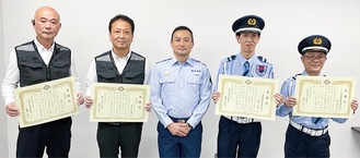 田邊署長（中央）と（写真左から）関口さん、久保山さん、島田さん、田中さん＝ボートピア横浜で＝