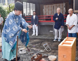 火打石でお祓いをする雨宮宮司