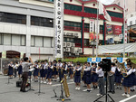 加賀町署前で演奏した港中学校の吹奏楽部