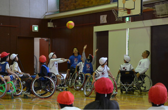 クラスメートからの声援が響く試合の様子