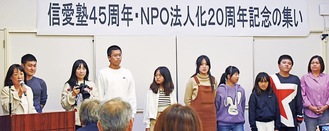 同所に通う子どもらと一緒に話す竹川センター長（左）