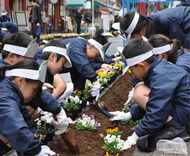 児童と地域で花植え