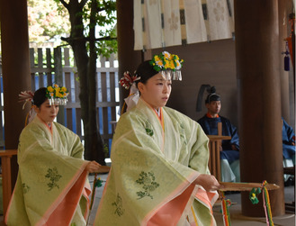 巫女が「浦安の舞」を奉納