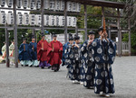 神事に向かう阿久津裕司宮司ら