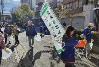 地域の人と一緒に清掃する参加者