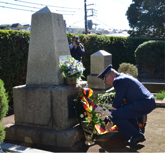 献花を行うラルフ空軍大佐