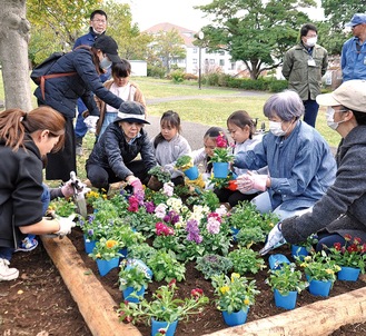 子どもから大人まで参加し、パンジーや葉牡丹など４種の花苗と中区の花であるチューリップの球根を植えた