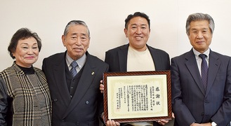 （左から）足立幸子専務、和夫会長、友和社長、同センターの永野所長