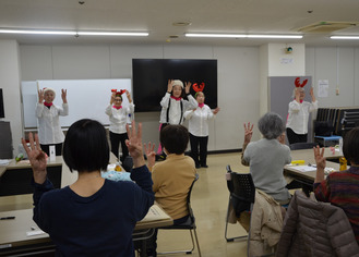 全員で『赤鼻のトナカイ』を踊る