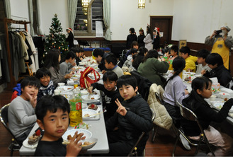 「おいしい」と笑顔で食べる子どもたち