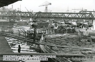 東横浜駅付近での荷役作業（１９６０年）＝同館所蔵