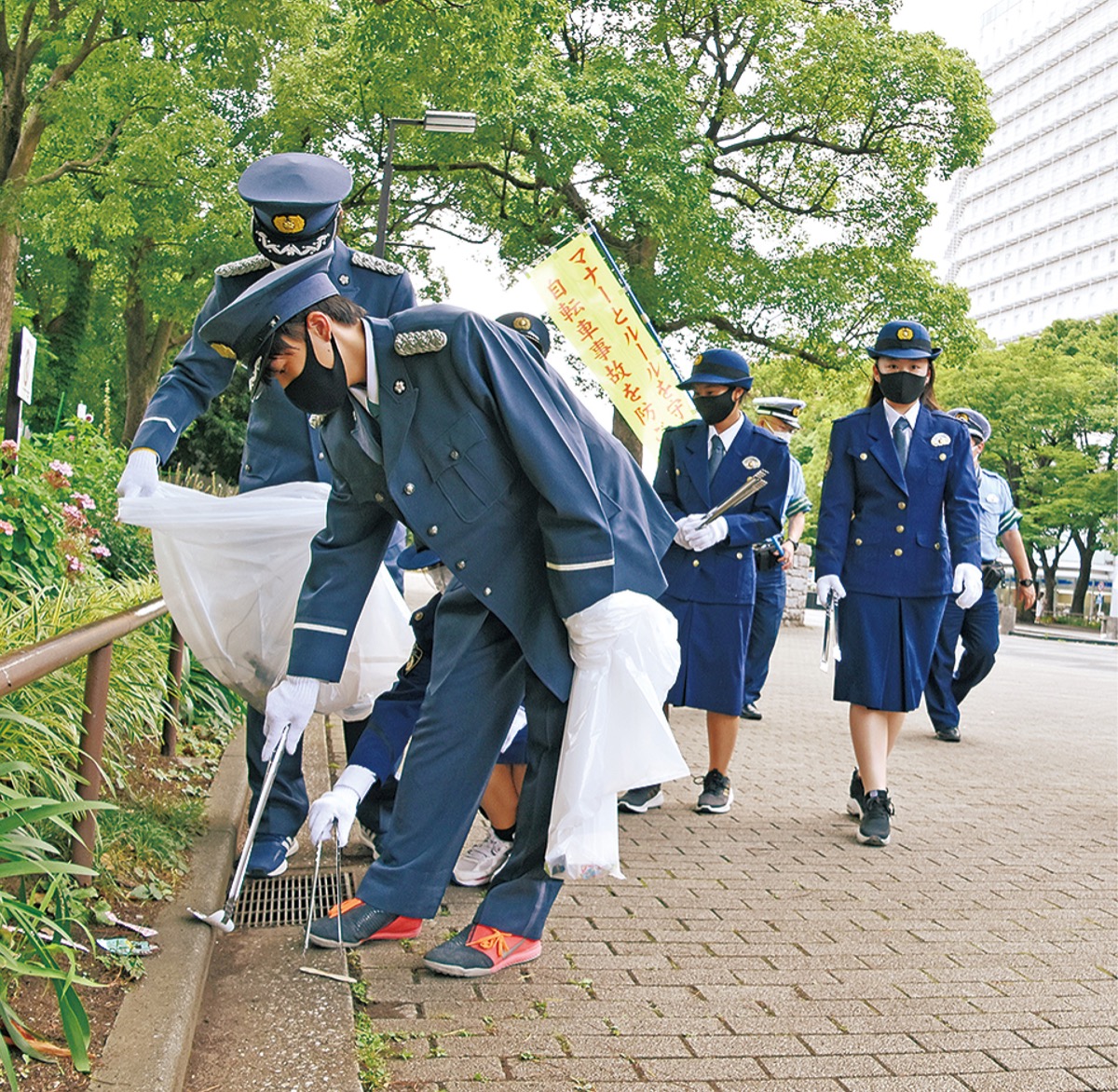 横浜市中区横浜吉田中学校の生徒会７人が一日警察官 ごみ拾いで環境浄化を 中区 西区 タウンニュース