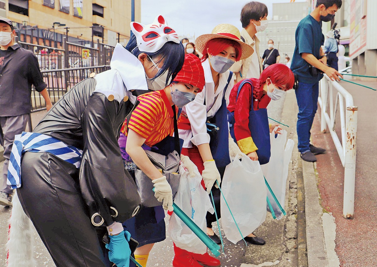 横浜駅西口ほか コスプレ姿でごみ拾い 200人で40kg超を回収 | 中区・西区 | タウンニュース