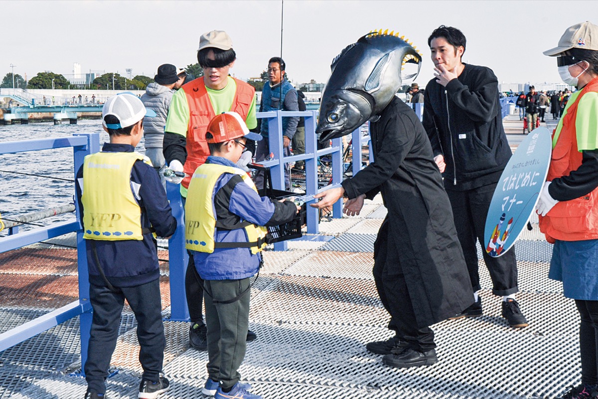 Web限定記事】（一社）日本釣用品工業会 ギョミ（ごみ）袋配布で釣りマナー啓発 本牧海づり施設で | 中区・西区・南区 | タウンニュース