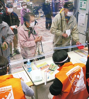 県の補助事業で商品券を販売した横浜橋通商店街（昨年11月）