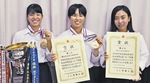 左から山村さん、安本さん、クォドルプル４位入賞メンバーの主将・里さん