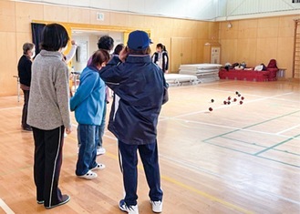 ボッチャをプレーする住民