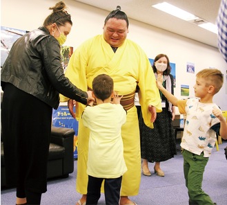 避難民の子どもとふれあう荒篤山関