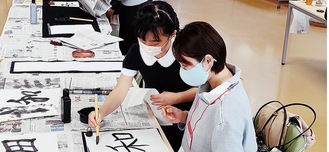 書道を体験する留学生