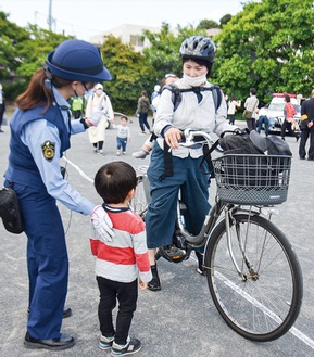 自転車の交通ルールを教える警察官