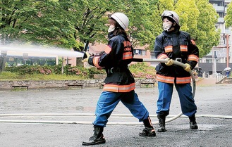 放水訓練を行う女性団員