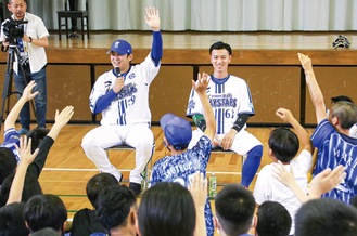 南吉田小を訪れた山崎選手（左）と関根選手。山崎選手の「ヤスアキジャンプを見たことがある人」の問い掛けに多くの児童が手を挙げた
