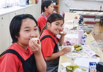 手作りの料理を頬張る選手