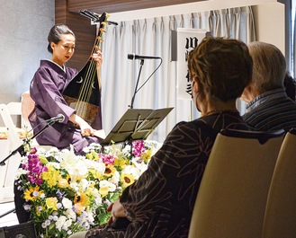 琵琶を語り弾く川嶋さん（左）