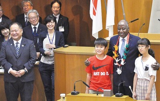 児童と交流するクリバリ元首相（19年）