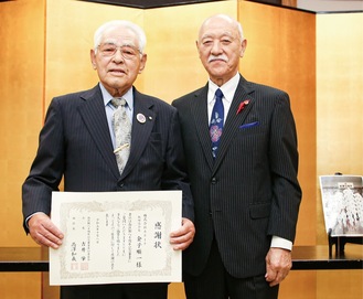 吉井会長（右）から感謝状を受け取る金子会長