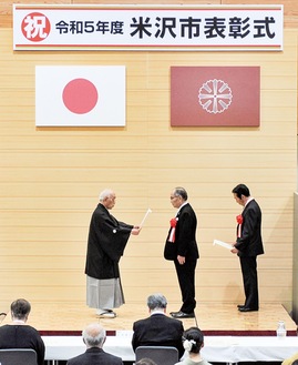 米沢市の中川市長（中央左）から賞状を受け取る近野さん（本人提供）