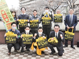 参加した加盟店スタッフと警察官ら