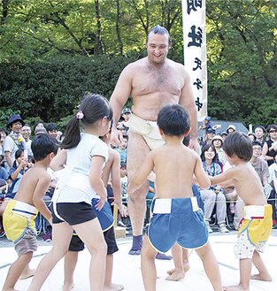 園児との相撲に取り組む琴欧洲関