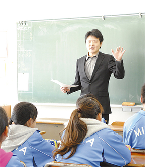 教壇に立つ横森さん