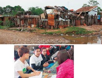 プロジェクトの舞台となるカテウラ地区（写真上）での生活支援プログラムについて現地の若者と話し合う学生ら（同右）