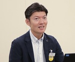 取材に答える井上氏＝相鉄本社・９／29