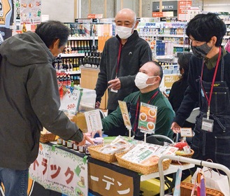 手工芸品や食品などが販売された