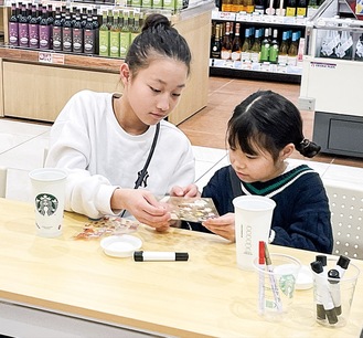 タンブラー作りに挑戦する子ども