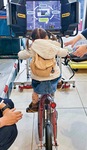 自転車シミュレーターに乗る子ども（同区提供）