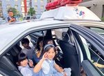 警察車両に乗車する園児